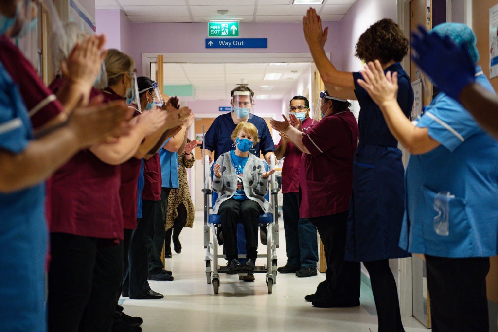 Margaret Keenan, 90, is applauded by staff as she returns to her ward after becoming the first person in the United Kingdom to receive the Pfizer/BioNtech covid-19 vaccine at University Hospital.(Photo by Jacob King - Pool / Getty Images)